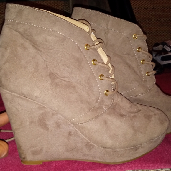 Fergie boots - Picture 3 of 4